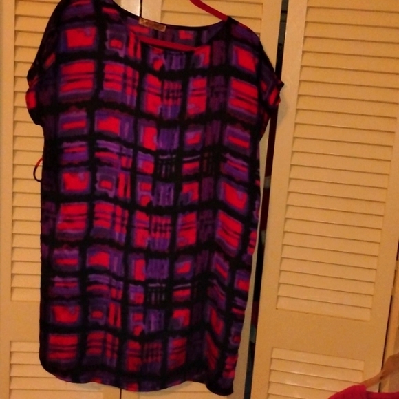 Like New Satin Short Sleeve Pink, Purple, Black printed Knee Length Shift Dress - Picture 4 of 8